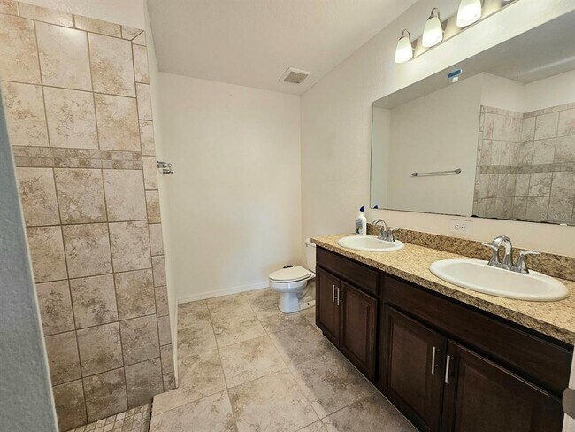 Building Photo - 3050 Beacon Dr