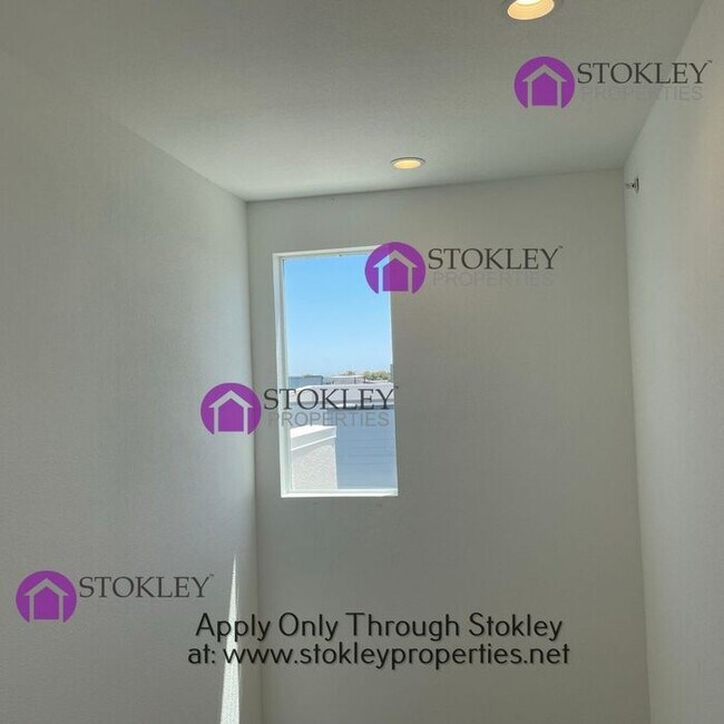 Building Photo - 1543 Longitude Dr