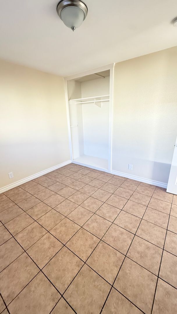 Building Photo - 1 MONTH FREE- 2 bedroom 1 bath unit available.