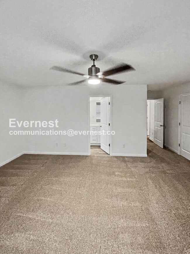 Building Photo - 3 Bed, 2.5 Bath Home with Fenced Yard & Garage / Available Now!