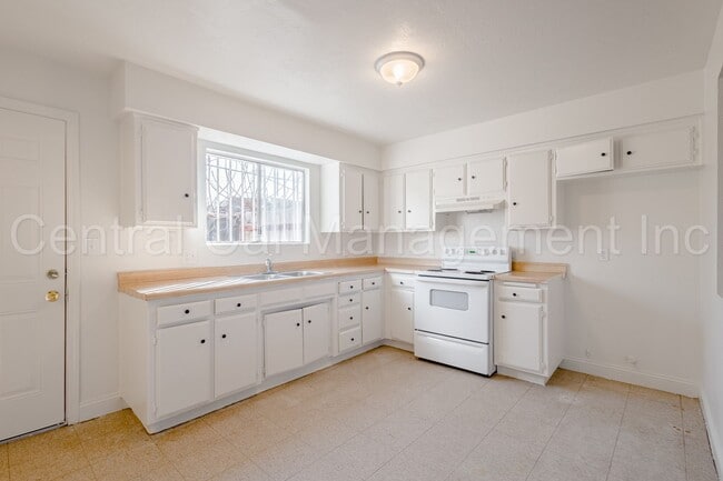 Building Photo - 617 30th St