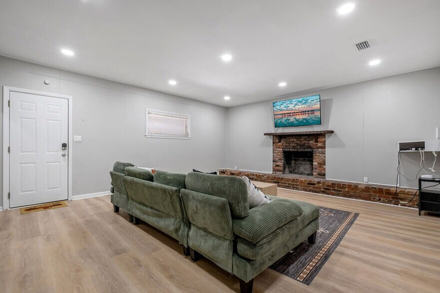 Building Photo - 218 Cactus St