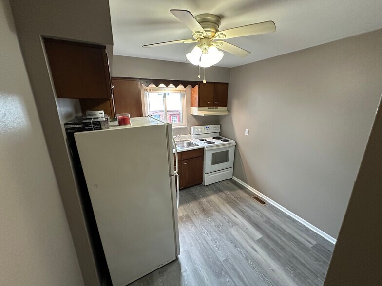 NOTE: Photos are of unit 2 - 4115 Roosevelt Blvd