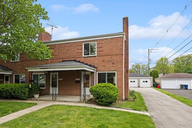 Building Photo - 723 Village Dr