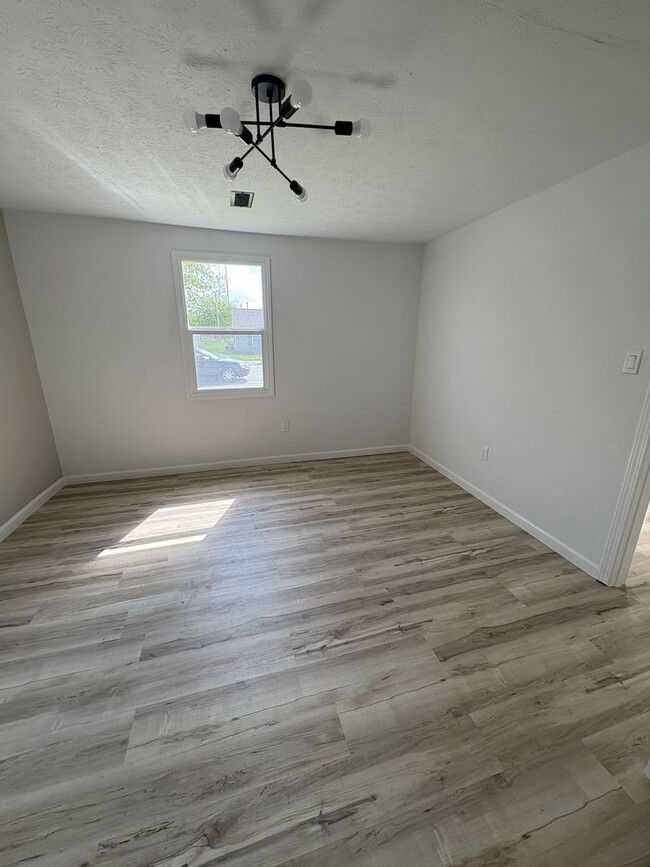 Building Photo - Newly Remodeled Charming 3bd2br Home!!