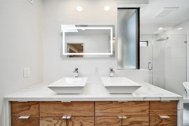 Building Photo - 15607 Memorial Dr