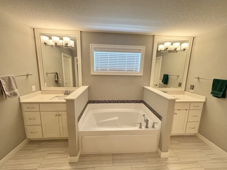 Building Photo - 9068 Red Oak Trl