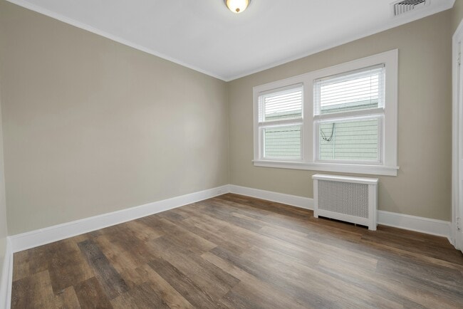 Building Photo - 5 Gates Ave