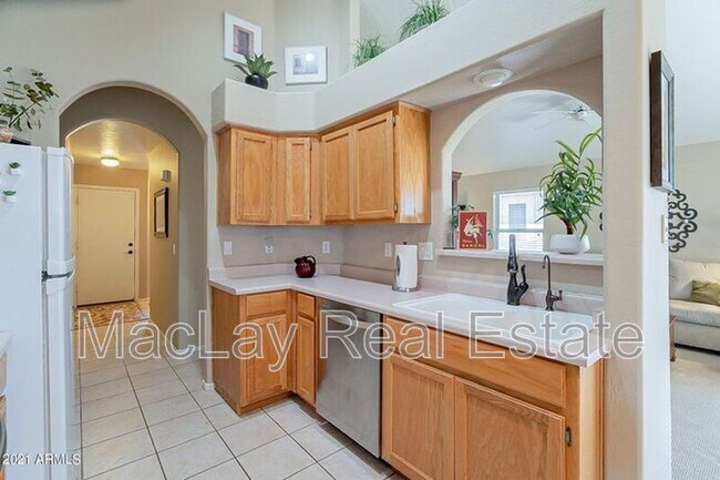 Building Photo - 213 W Caroline Ln