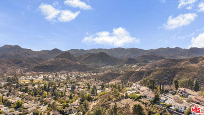 Building Photo - 987 Brookview Ave