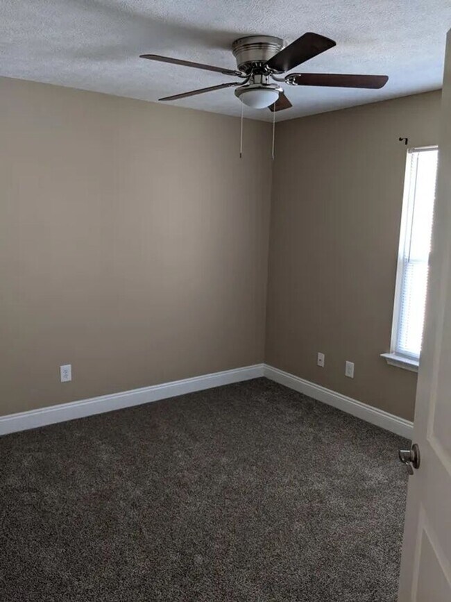 Building Photo - 4 bedroom 2.5 bath