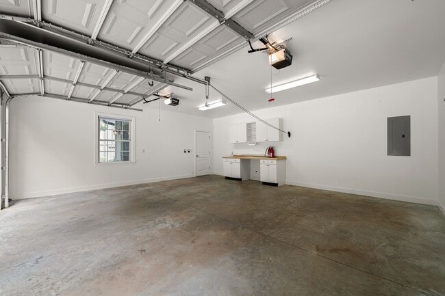 Building Photo - Spacious, Beautiful East Asheville Home