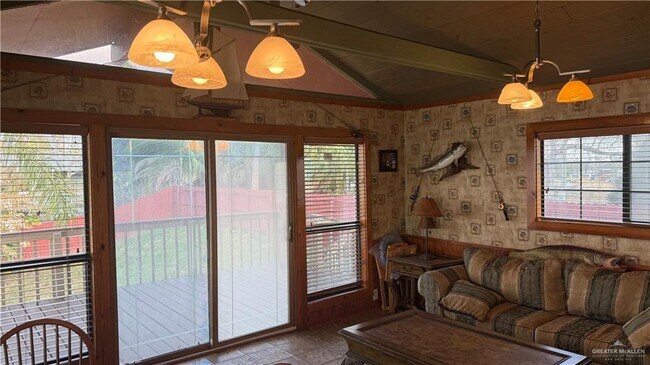 Building Photo - 8504 Lago Vista Dr