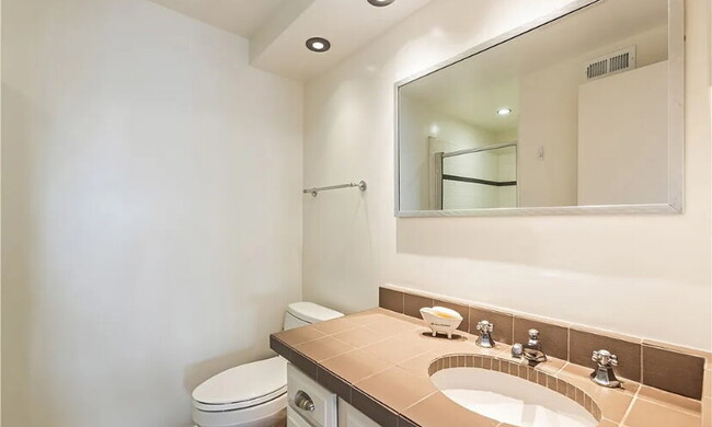 Building Photo - Luxurious Beverly Hills Penthouse Condo wi...