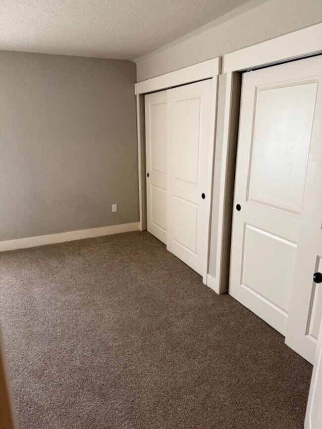 Building Photo - 5 bed/ 4 Bath Townhome in Cheney