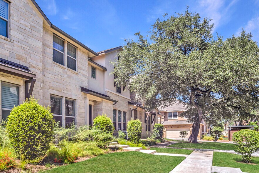 Building Photo - 13800 Lyndhurst St