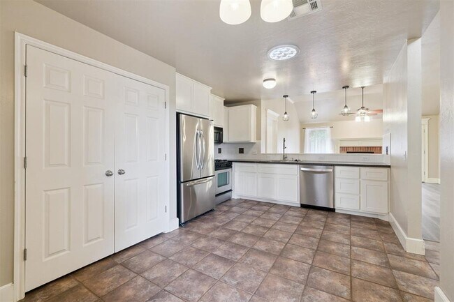 Building Photo - 16413 Village Green Dr