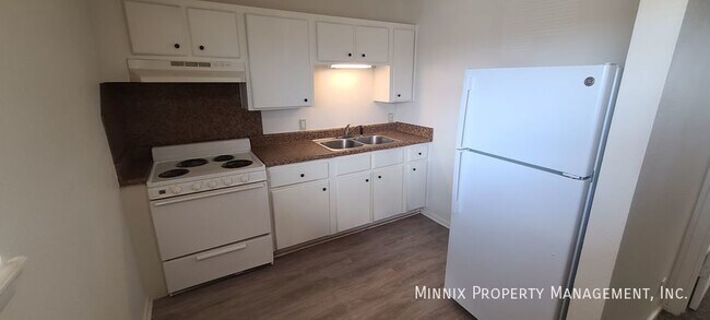 Building Photo - 711 S Austin Ave