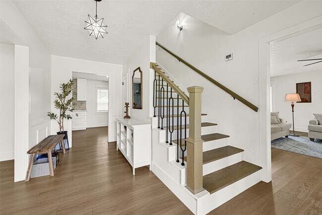 Building Photo - 723 Loire Ln