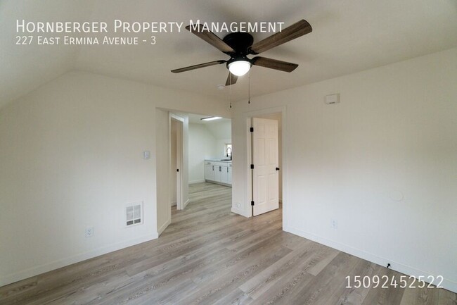 Building Photo - Newly Remodeled 2 Bed 1 Bath Unit!