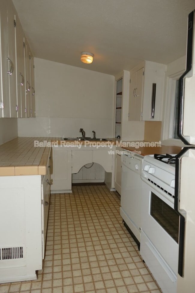 Building Photo - 602 N 65th St