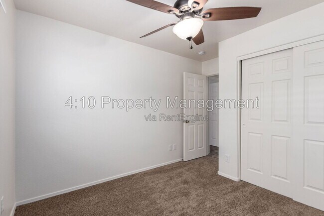 Building Photo - 30725 N Royal Oak Way