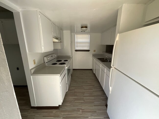 Building Photo - 3 bed, 2 bath, 1 car garage Duplex