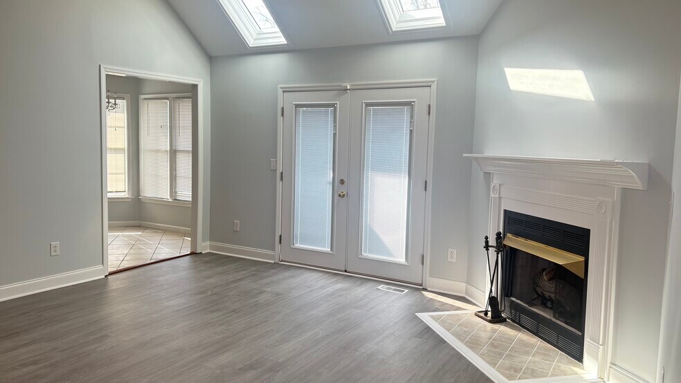Building Photo - 12 Willow Tree Ct