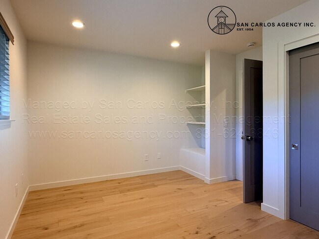 Building Photo - LESLA (I/O)