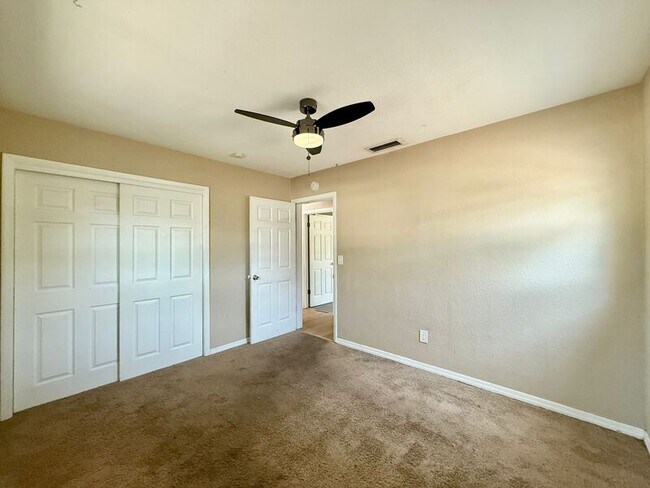 Building Photo - 2565 Granada Cir W