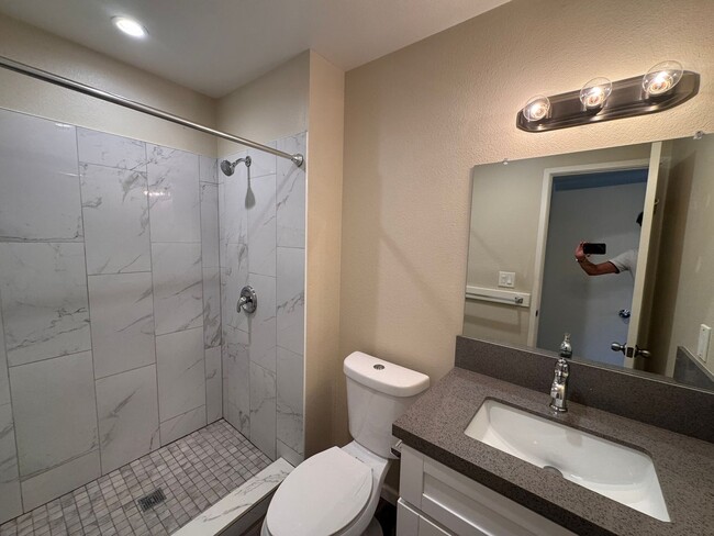 Building Photo - Spacious 4-Bedroom Townhome in Prime Clair...