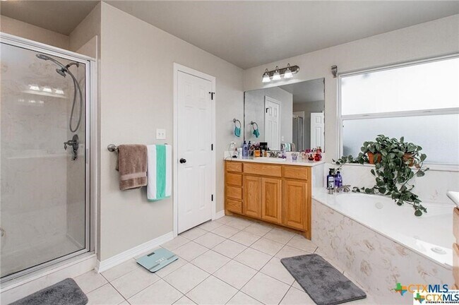 Building Photo - 1415 Loving Trl