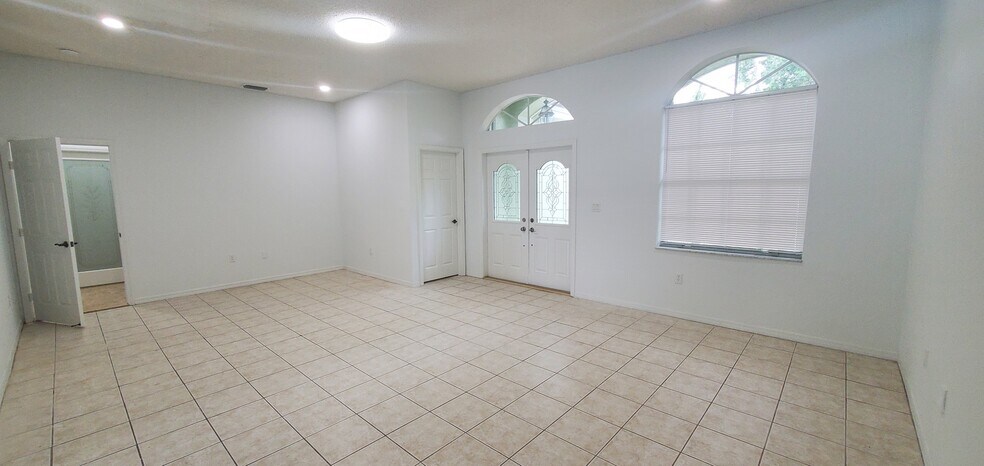 Building Photo - 420 SE 23rd Ln