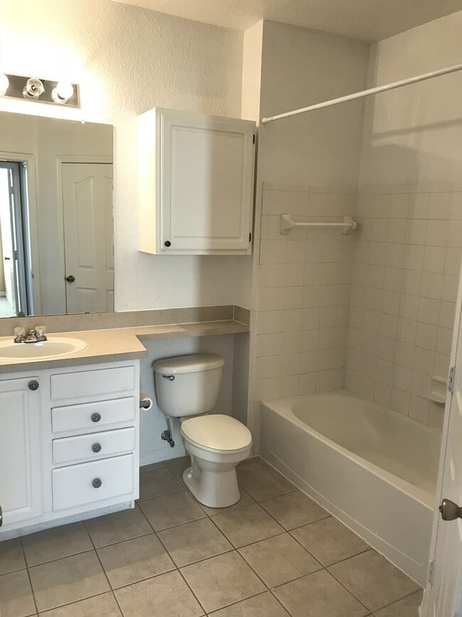 Building Photo - Updated 2/1 at Visconti, new carpet & paint, vaulted ceilings!