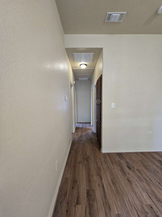 Building Photo - Completely renovated 3-Bed Duplex in the M...