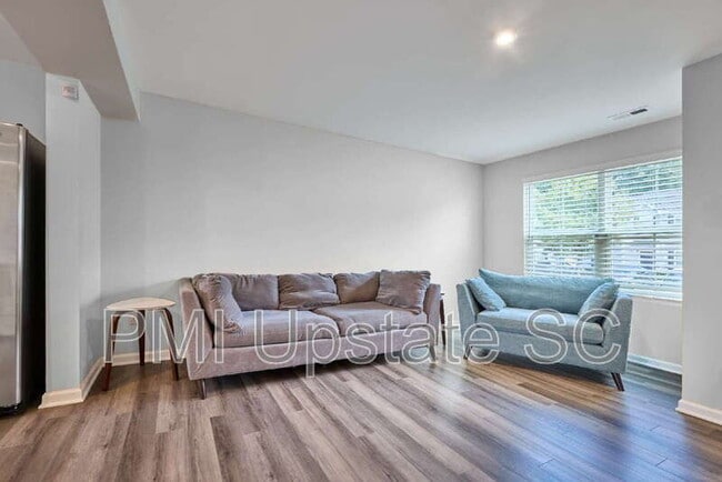 Building Photo - 111 Fernside Ct