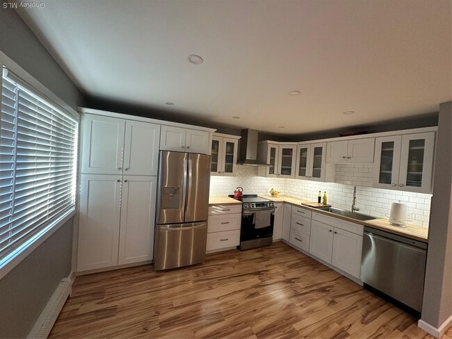 Building Photo - 65 Manor Dr