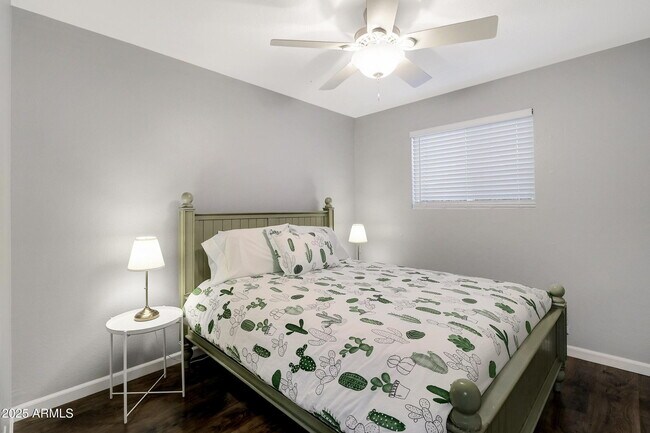 Building Photo - 5803 S Kenwood Ln