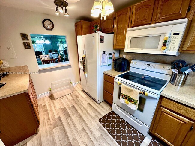 Building Photo - 9420 S Hollybrook Lake Dr