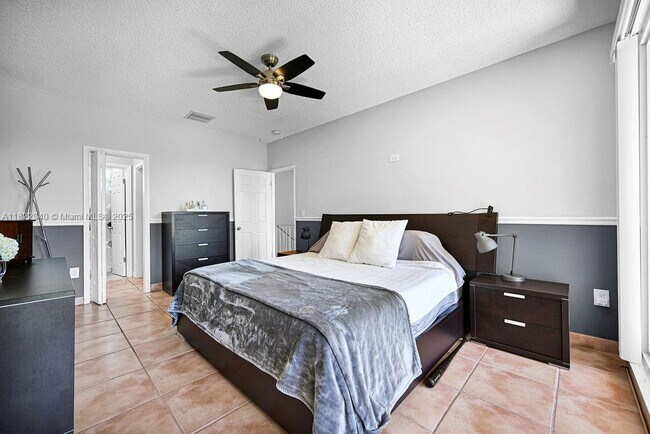 Building Photo - 9133 Fontainebleau Blvd