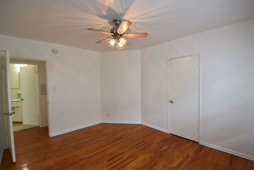Building Photo - 14830 Dickens St