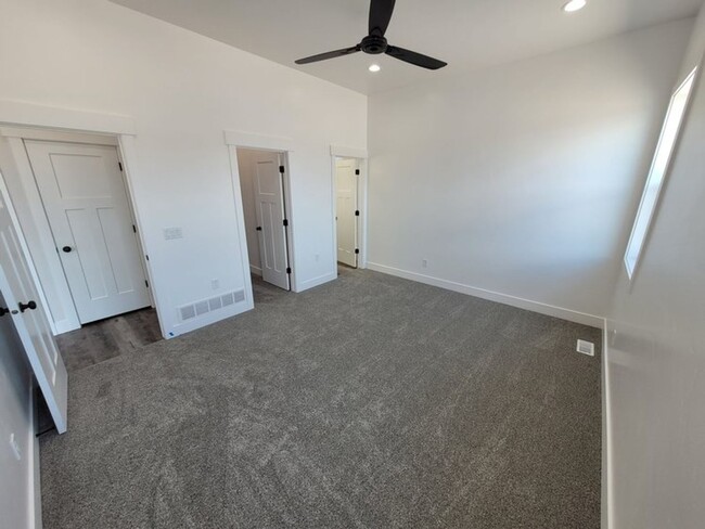 Building Photo - **LEASE TAKEOVER** PLEASE CONTACT CURRENT TENANT: LISA @ (208) 569-2040 CURRENT TENANT WILLING TO...