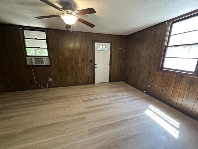 Building Photo - 2564 Lakeview Dr