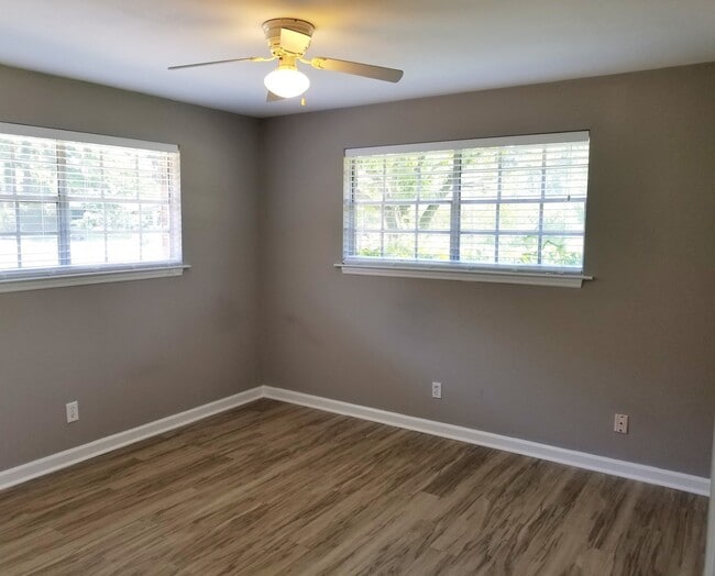 Building Photo - **Available Now** Updated 3 Bedroom Home i...