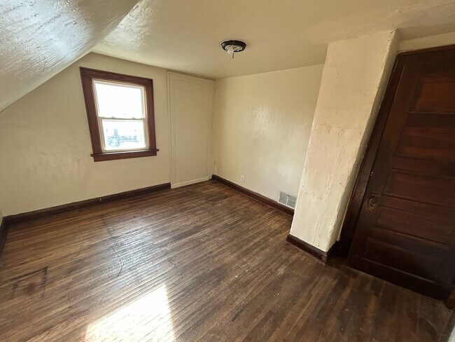Building Photo - 452 E Park St