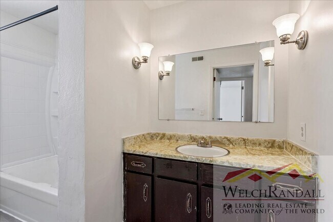 Building Photo - Cozy & Convenient 2-Bed, 1-Bath Condo in Roy!