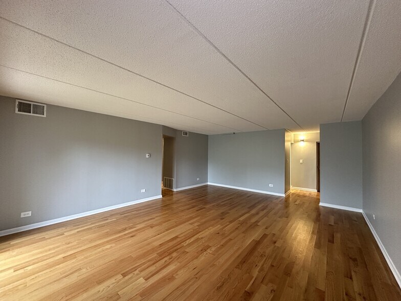 Building Photo - 525 N Quentin Rd