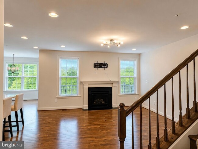 Building Photo - 3332 Burton Dr