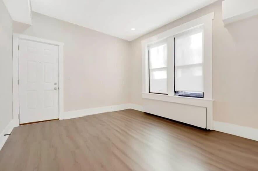 Building Photo - 944 N Damen Ave