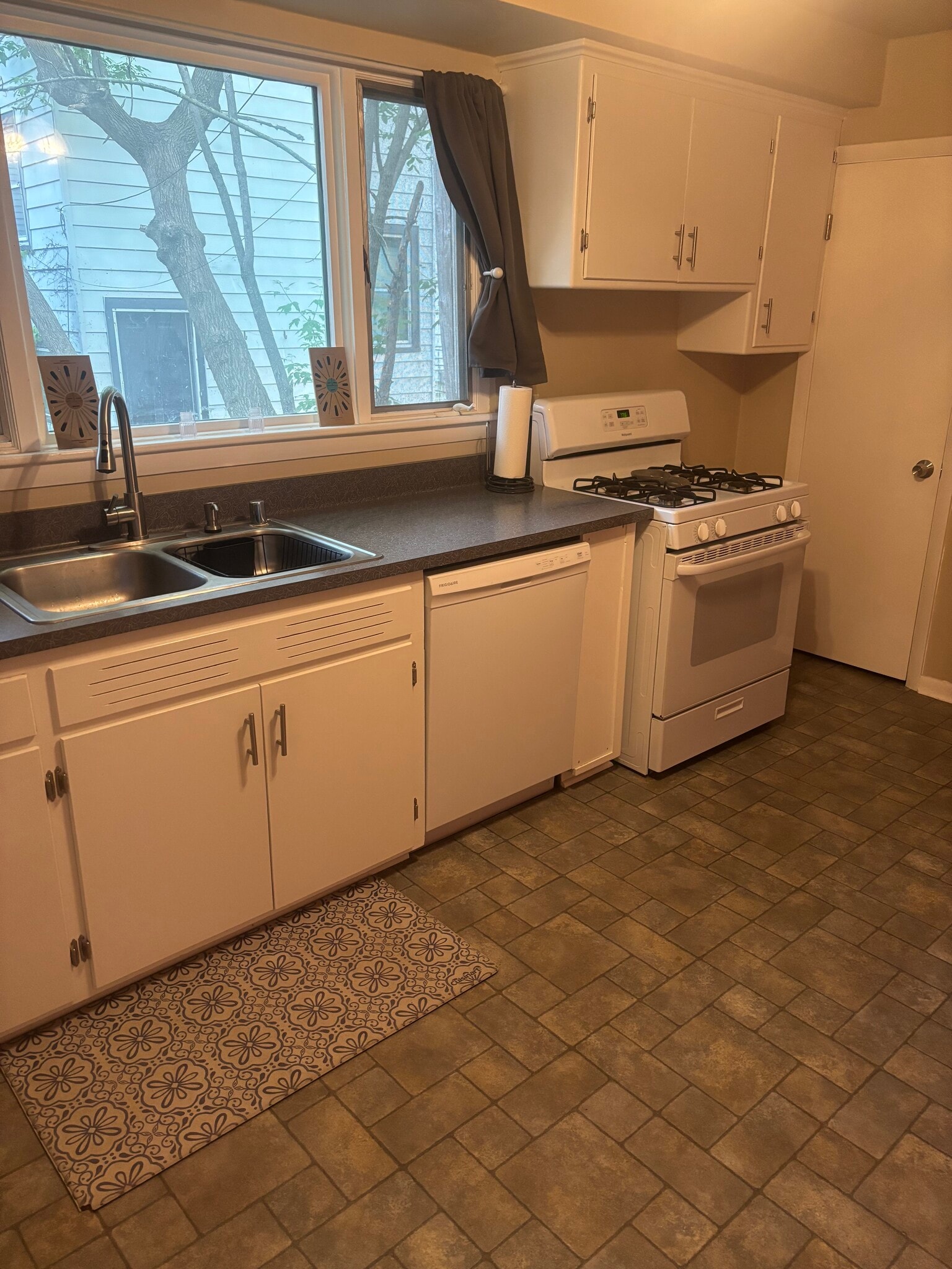 Kitchen - 1662 N Cass St